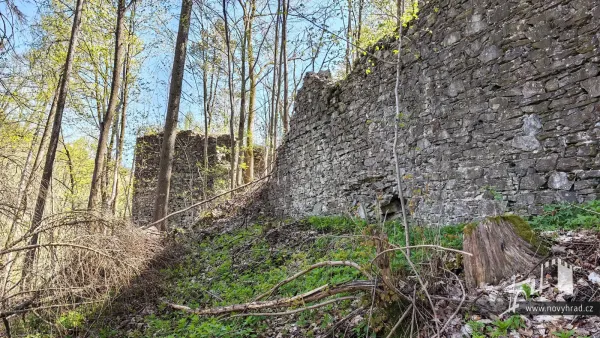Novy-hrad-severovychodni-hradba-06.webp