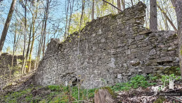 Novy-hrad-severovychodni-hradba-07.webp
