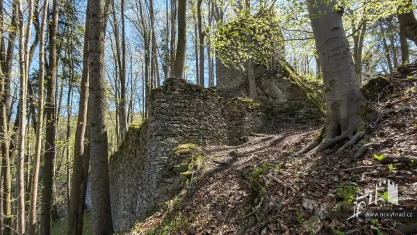 Novy-hrad-severovychodni-hradba-09.webp