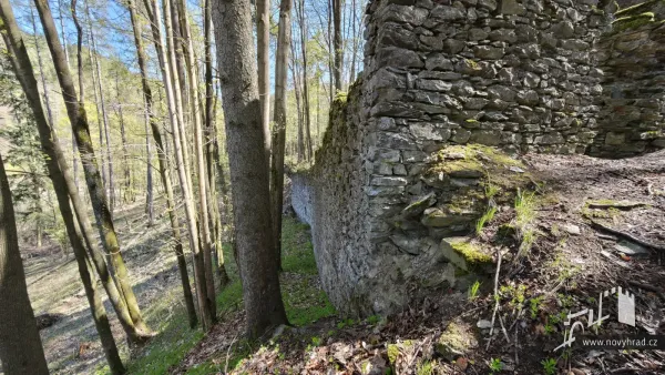 Novy-hrad-severovychodni-hradba-10.webp
