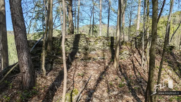 Novy-hrad-severovychodni-hradba-14.webp