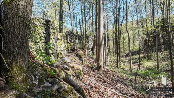 Novy-hrad-severovychodni-hradba-15.webp