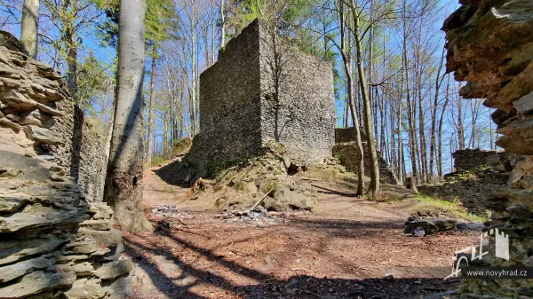 Novy-hrad-vez-A-nad-3-branou-001.webp