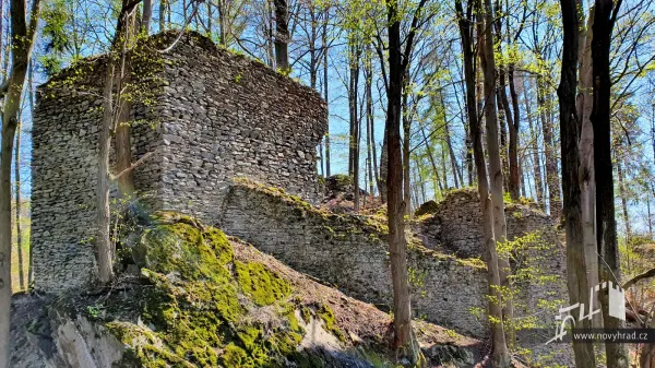 Novy-hrad-vez-B-u-4-brany-002.webp