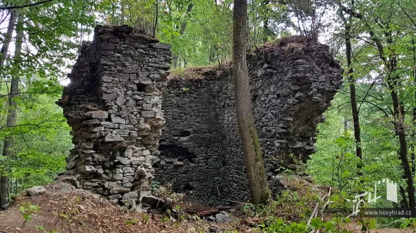 Novy-hrad-vez-D-nad-1-branou-05.webp