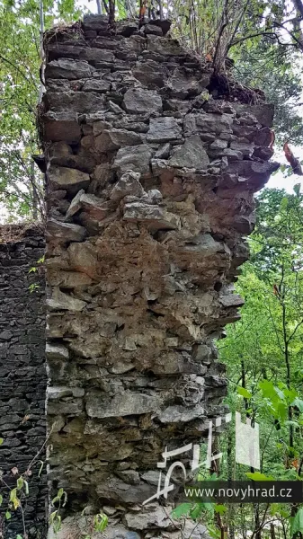 Novy-hrad-vez-D-nad-1-branou-07.webp