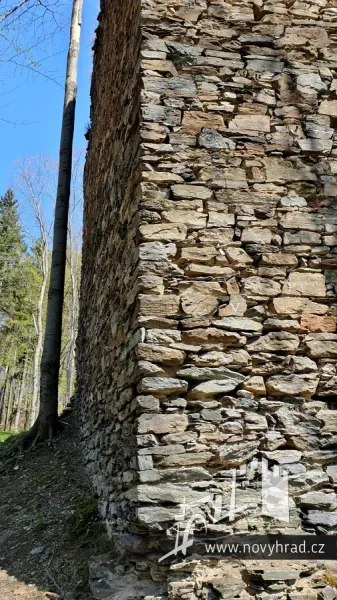 Novy-hrad-vez-E-jizni-11.webp