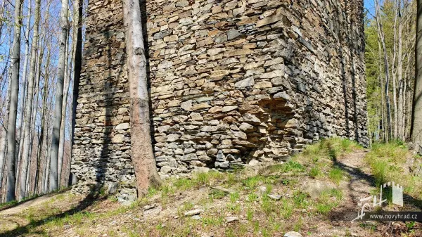 Novy-hrad-vez-E-jizni-12.webp
