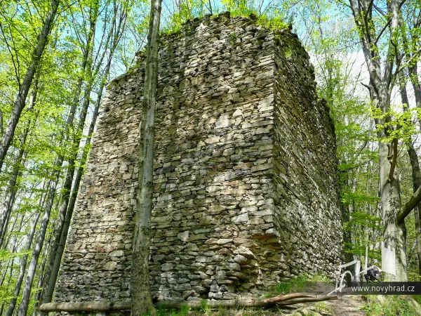 Novy-hrad-vez-E-jizni-13.webp