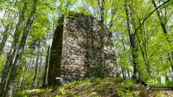 Novy-hrad-vez-E-jizni-16.webp