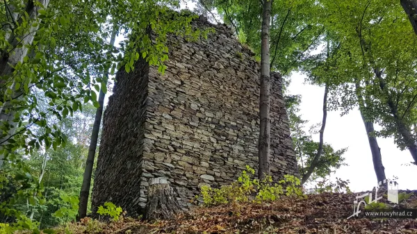 Novy-hrad-vez-E-jizni-18.webp