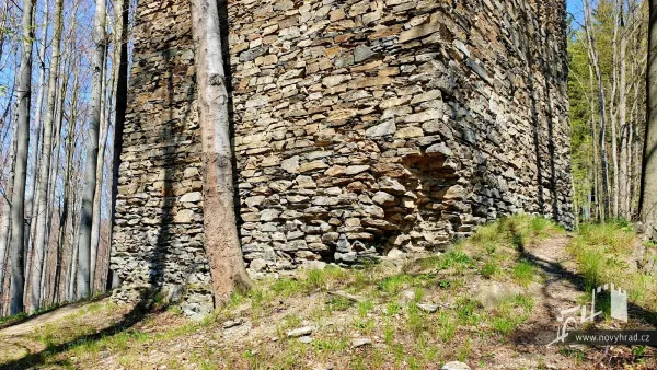 Novy-hrad-vez-E-jizni-21.webp