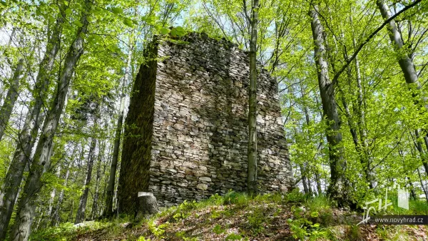 Novy-hrad-vez-E-jizni-25.webp