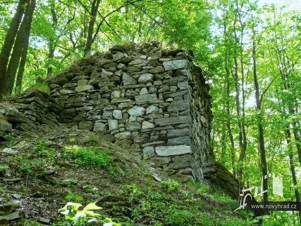 Věž (F) pod věží (B)