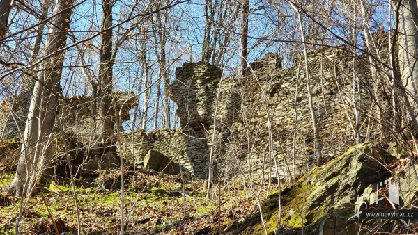Novy-hrad-vychodni-hradba-01.webp