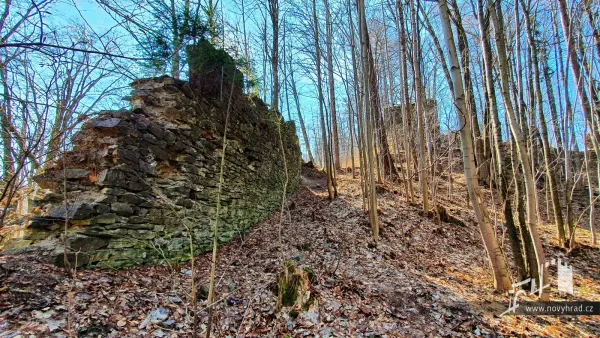 Novy-hrad-vychodni-hradba-03.webp