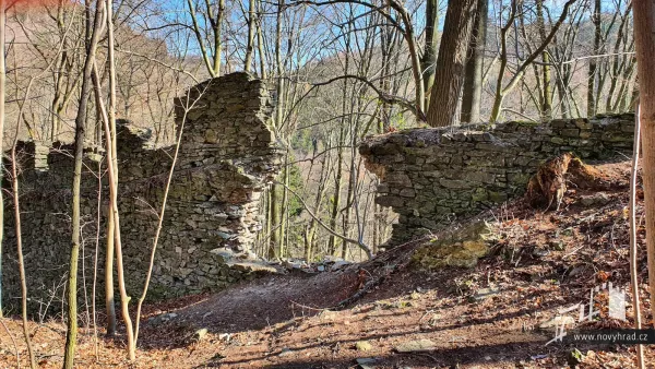 Novy-hrad-vychodni-hradba-06.webp