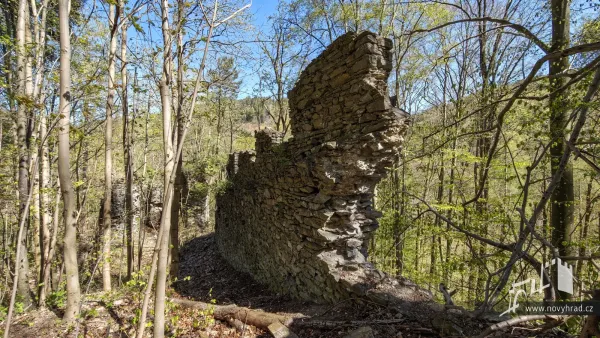 Novy-hrad-vychodni-hradba-09.webp