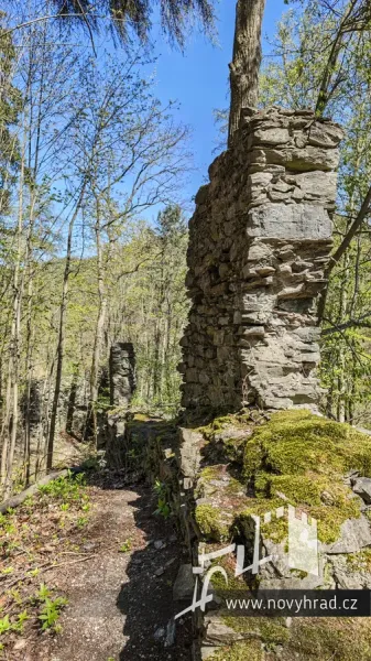 Novy-hrad-vychodni-hradba-12.webp