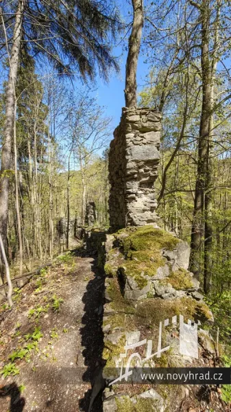 Novy-hrad-vychodni-hradba-13.webp