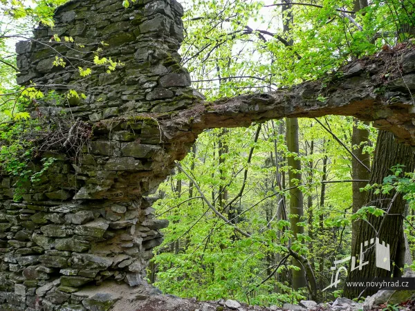 Novy-hrad-vychodni-hradba-27.webp