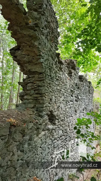 Novy-hrad-vychodni-hradba-34.webp