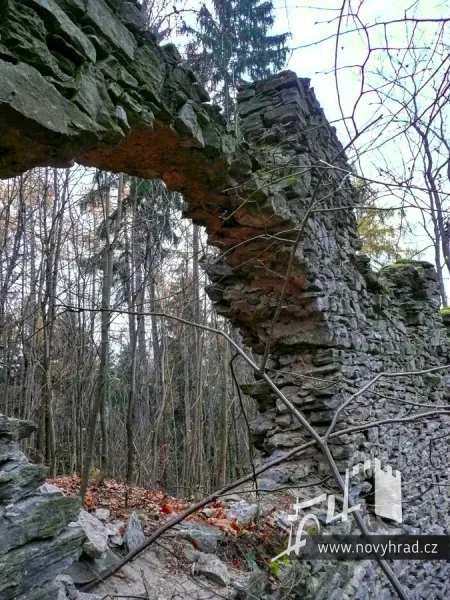 Novy-hrad-vychodni-hradba-35.webp