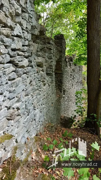 Novy-hrad-vychodni-hradba-37.webp