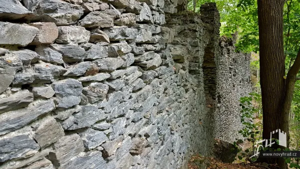 Novy-hrad-vychodni-hradba-38.webp
