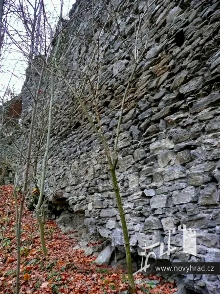 Novy-hrad-vychodni-hradba-40.webp
