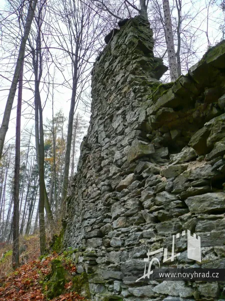 Novy-hrad-vychodni-hradba-42.webp