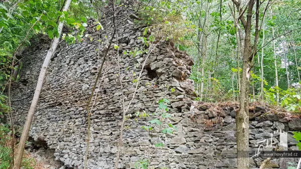Novy-hrad-vychodni-hradba-45.webp