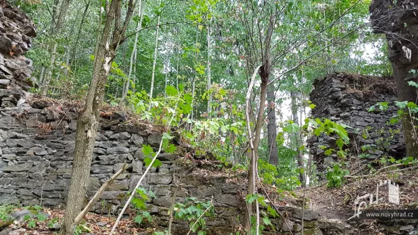 Novy-hrad-vychodni-hradba-46.webp