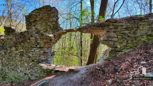 Novy-hrad-vychodni-hradba-06.webp