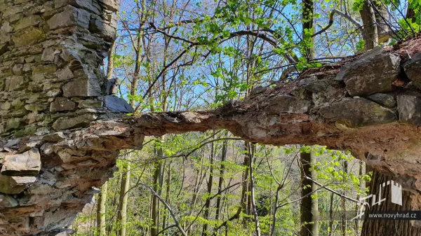Novy-hrad-vychodni-hradba-07.webp