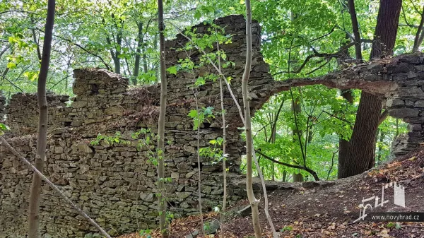 Novy-hrad-vychodni-hradba-09.webp