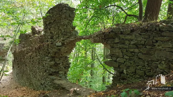 Novy-hrad-vychodni-hradba-17.webp