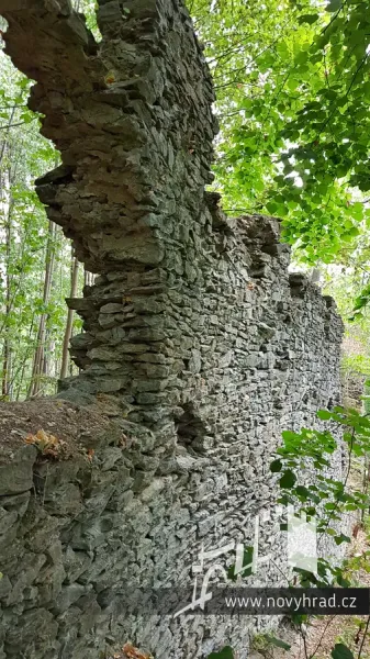Novy-hrad-vychodni-hradba-25.webp