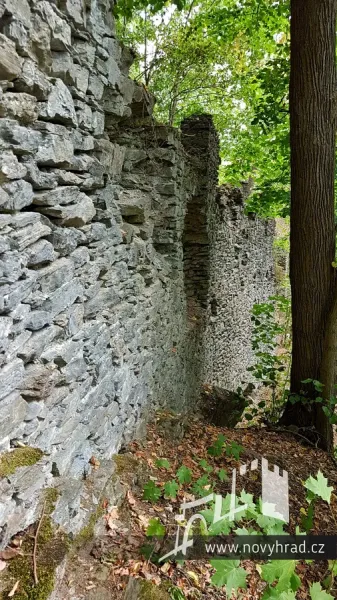 Novy-hrad-vychodni-hradba-28.webp