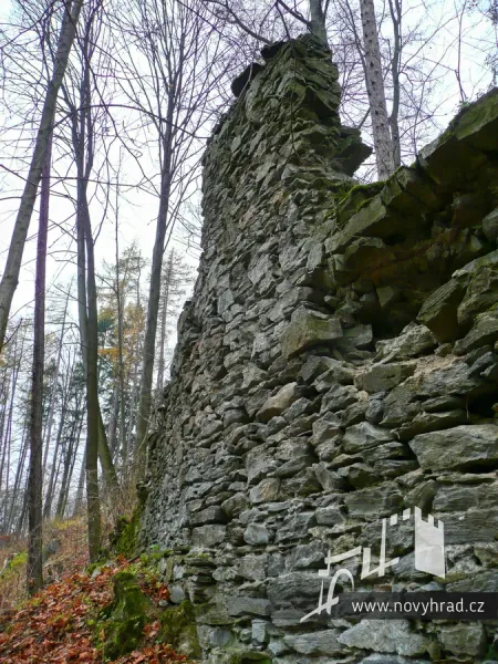 Novy-hrad-vychodni-hradba-33.webp