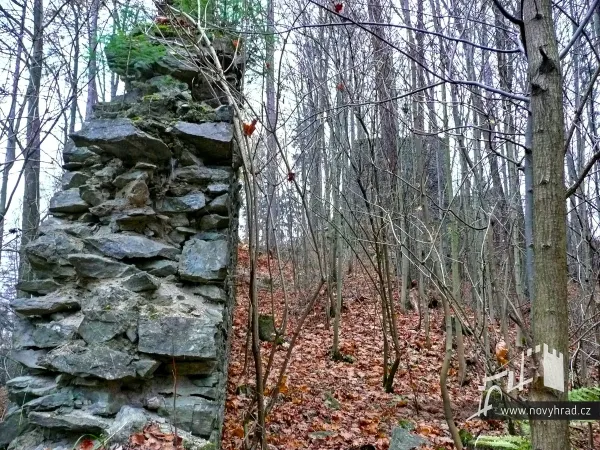 Novy-hrad-vychodni-hradba-38.webp